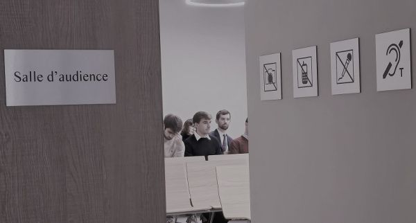 Photo représentant la salle d'audience avec les étudiants